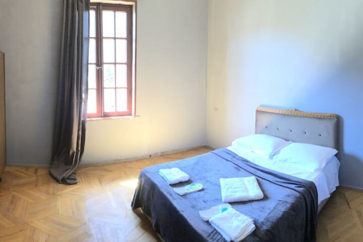 Room 7 of 28
