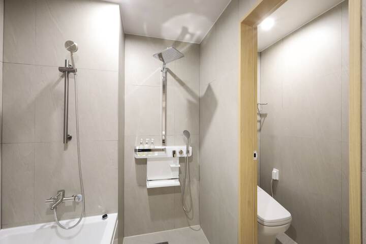 Room 52 of 75