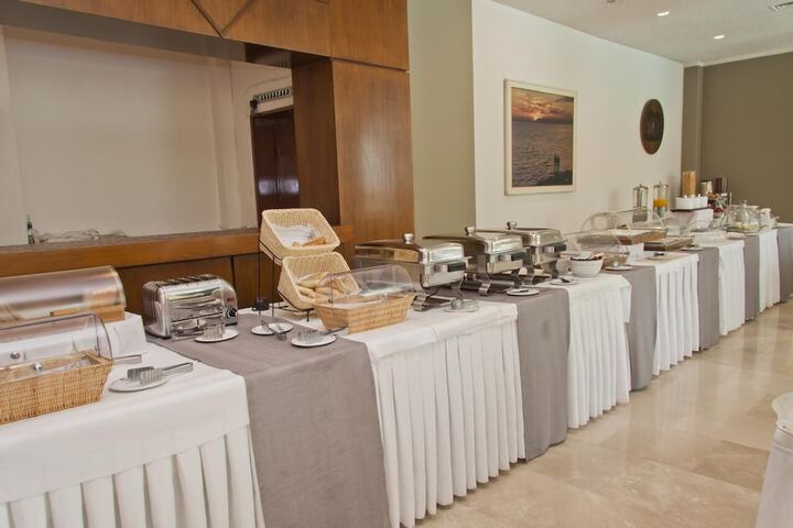 Dining 48 of 66