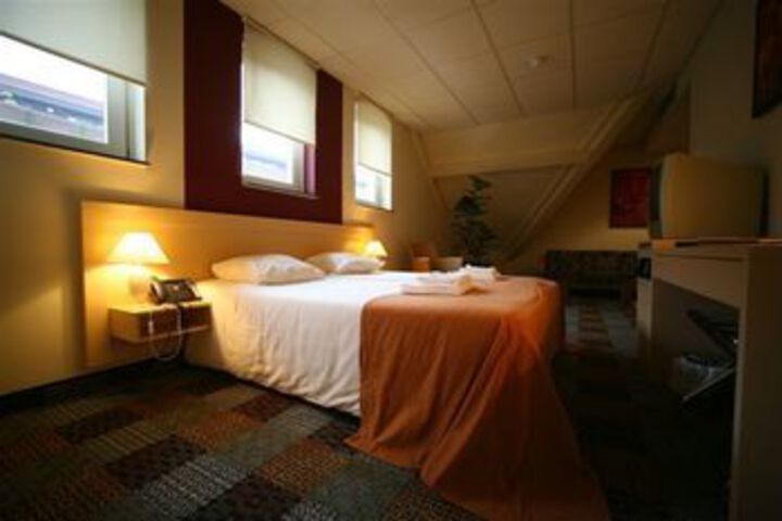 Room 5 of 10