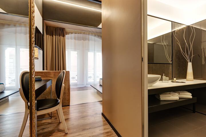 Room 10 of 84