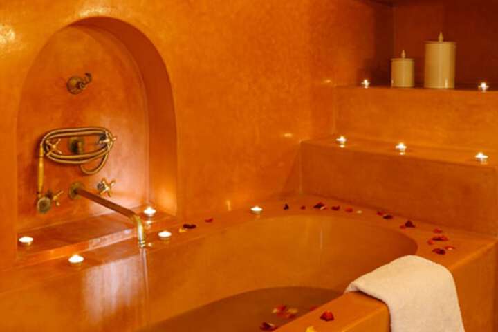 Deep soaking bathtub