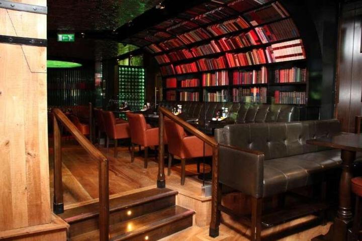 Lounge 33 of 38