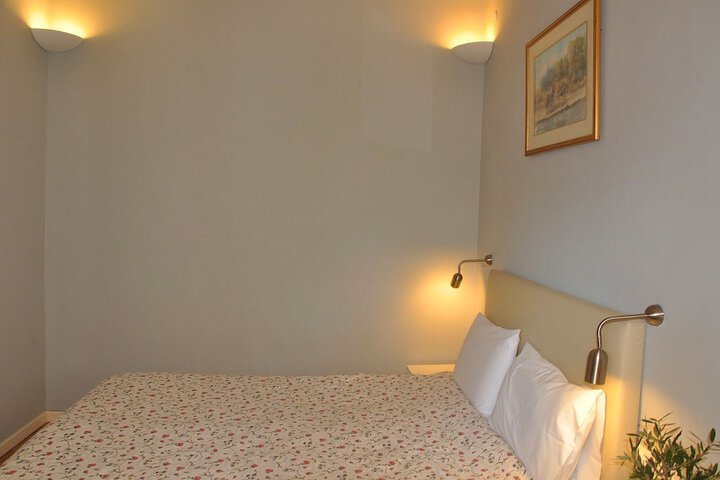 Room 3 of 76