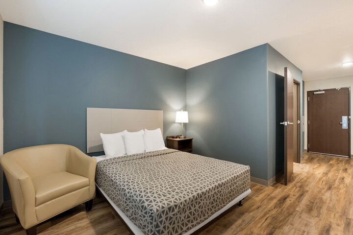 1 Queen Bed (8 of 17)