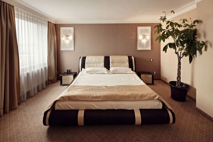 Room 10 of 33