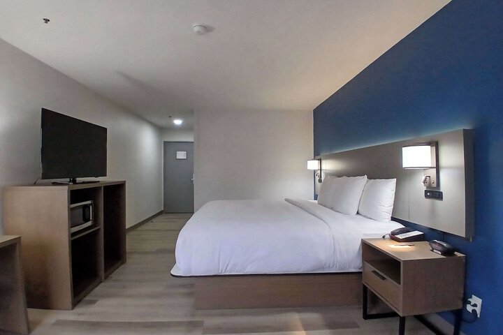 1 King Bed (16 of 21)