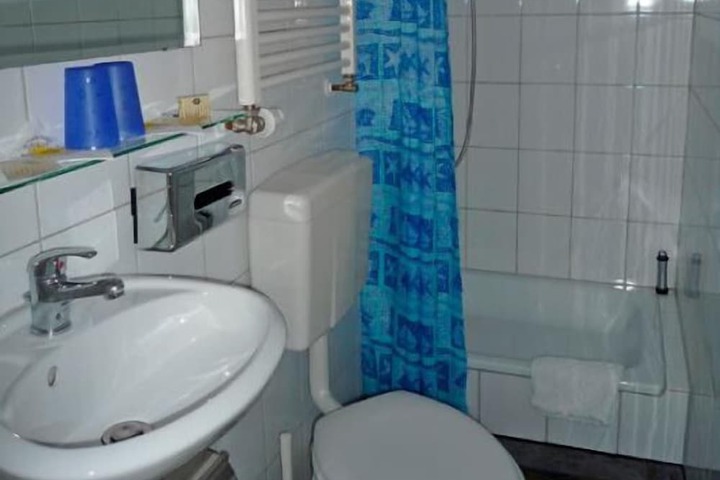 Room 15 of 28