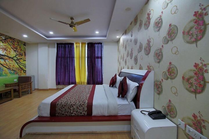 Room 12 of 77