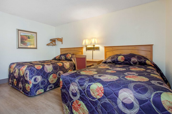 2 Double Beds (8 of 10)