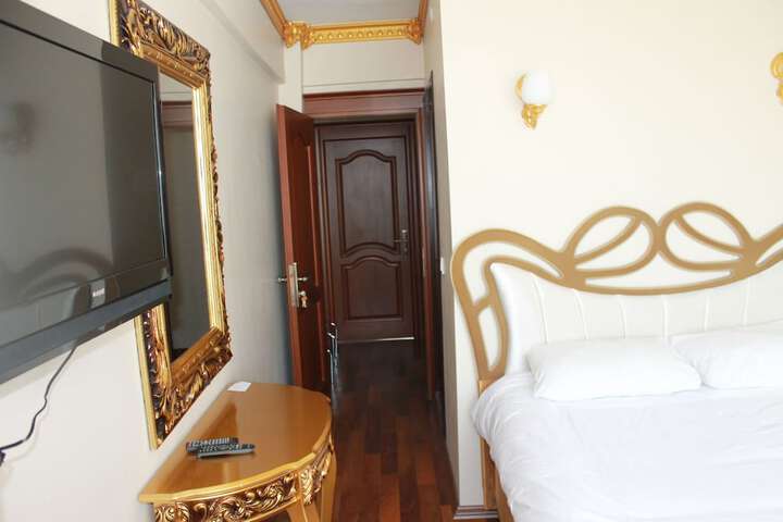 Room 4 of 16
