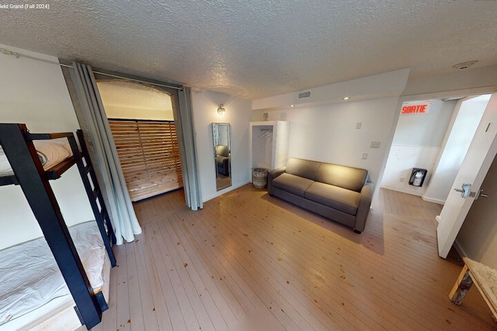 Room 15 of 33