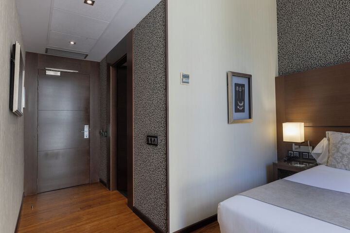 Room 9 of 94