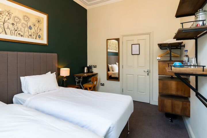 Room 15 of 111