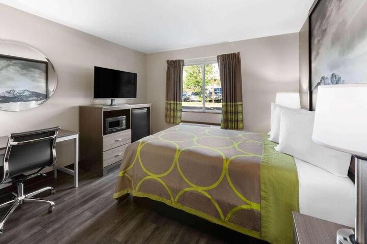 1 Double Bed Accessible Room Roll in Shower with Grab Bars (6 of 14)
