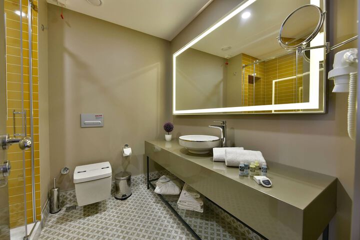 Room 65 of 102