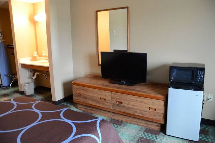 1 Queen Bed Mobility Accessible (4 of 11)