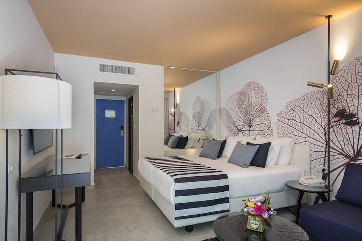 Room 18 of 102