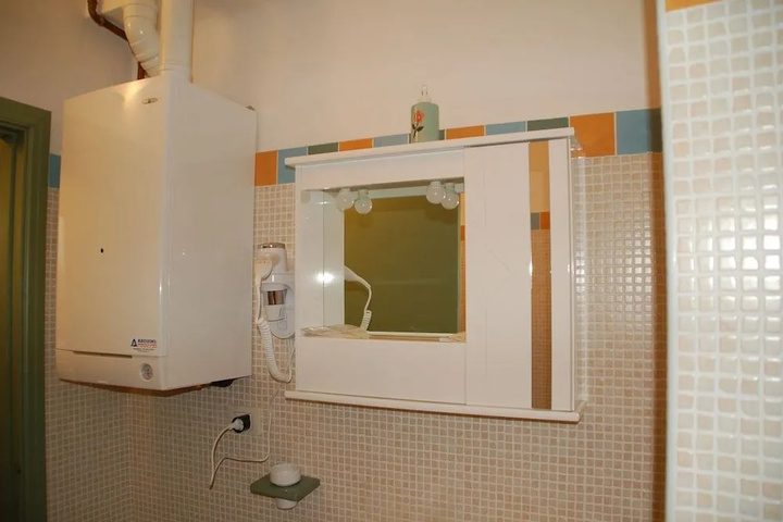 Room 8 of 12