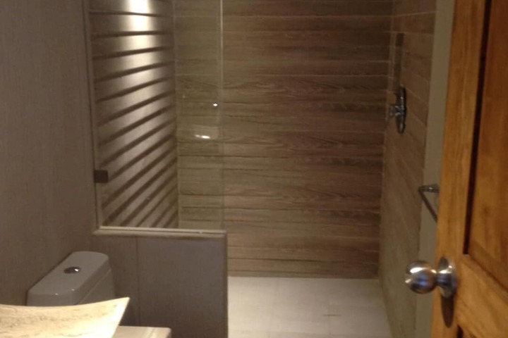Room 5 of 16