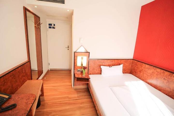 Room 6 of 39
