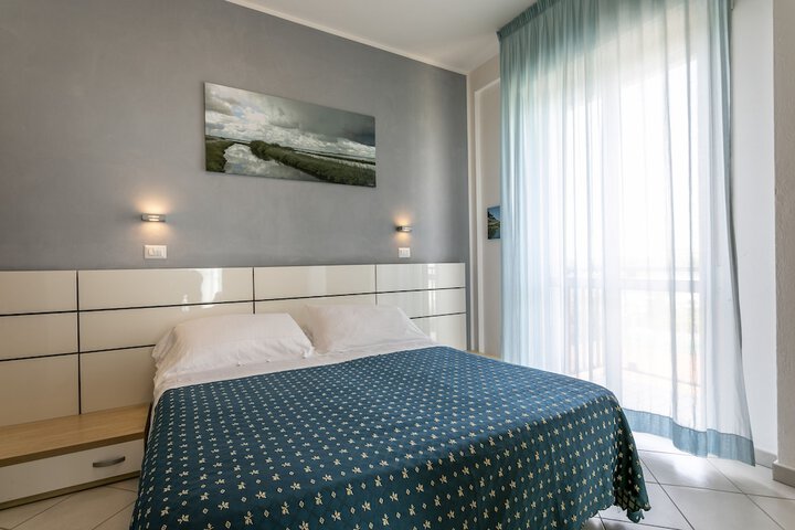 Room 8 of 96