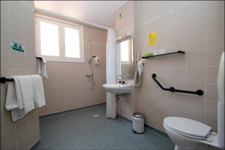 Room 16 of 33
