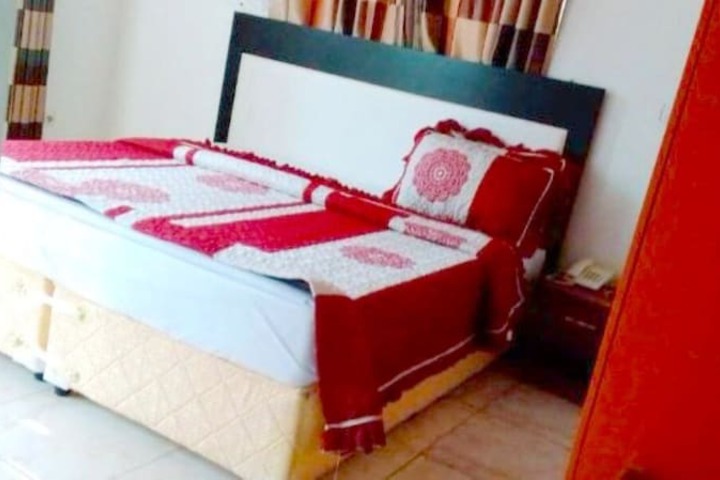 Room 4 of 9