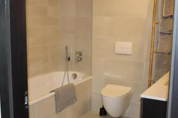 Room 6 of 9