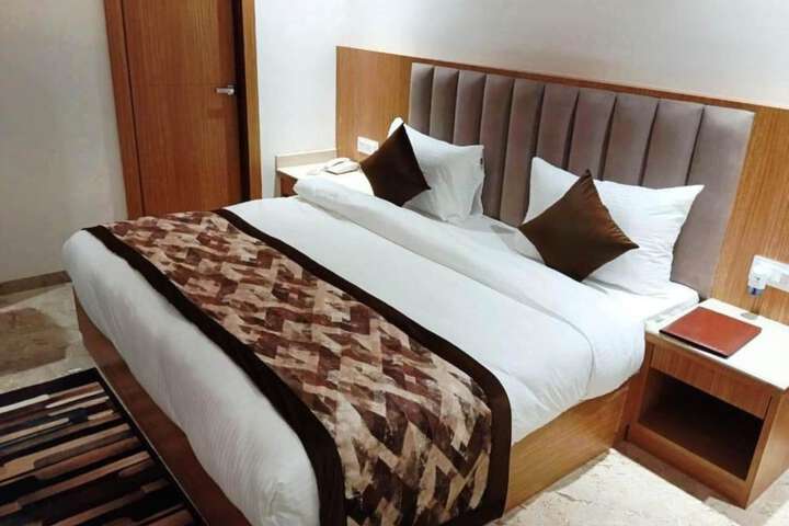 Room 5 of 9
