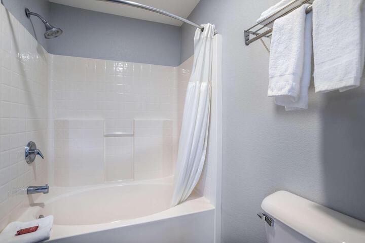 2 Queen Beds Microwave and Refrigerator WiFi Continental Breakfast (8 of 11)