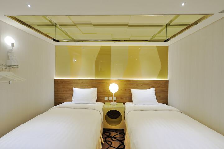 Room 13 of 171