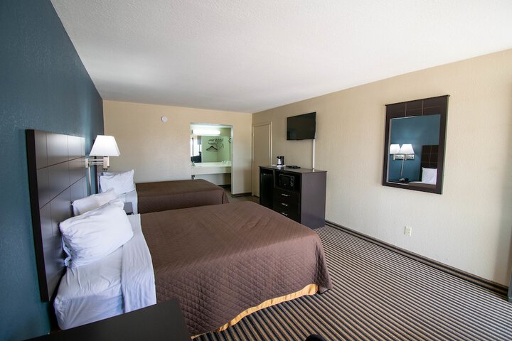 2 Queen Beds (8 of 9)