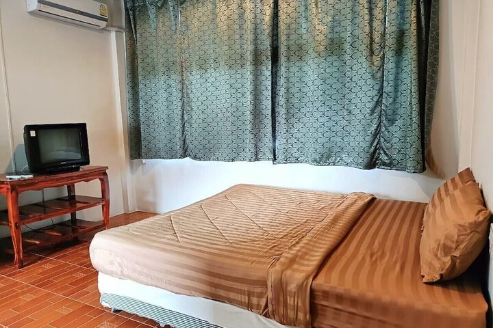 Room 5 of 12