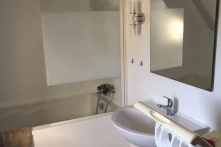 Room 4 of 8