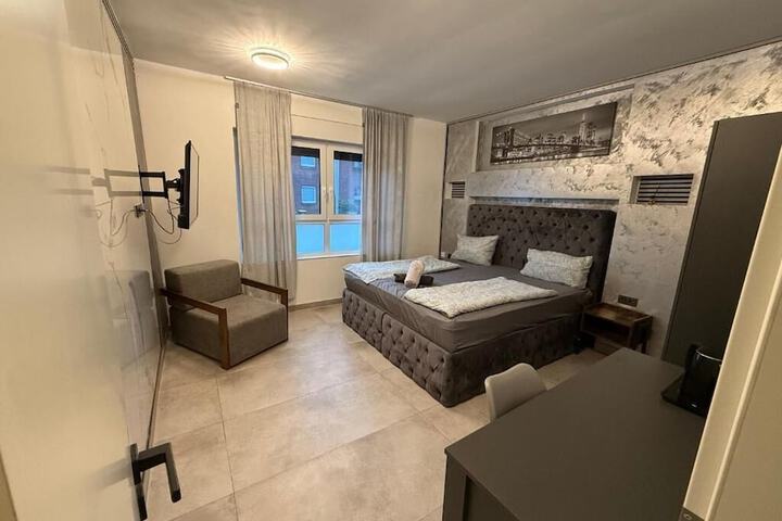 Room 4 of 10