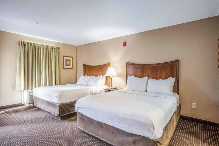 1 Queen Bed Efficiency Suite (6 of 15)