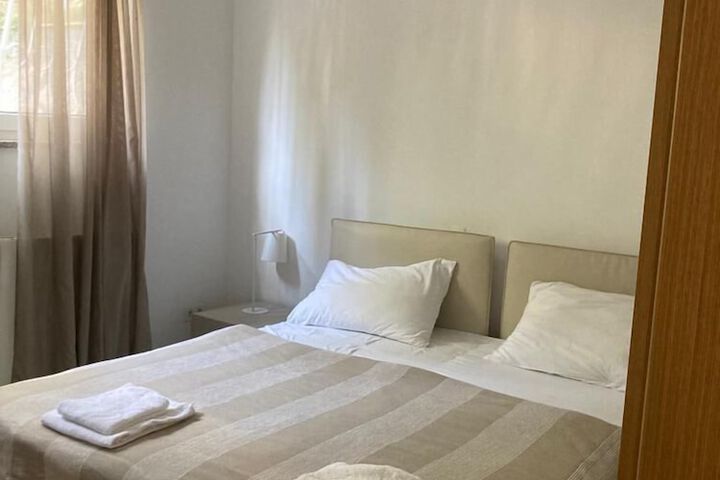 Room 8 of 34