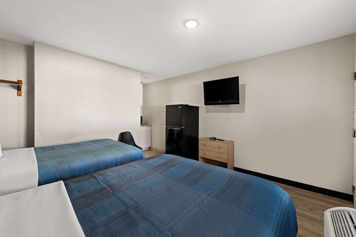 2 Double Beds (7 of 16)