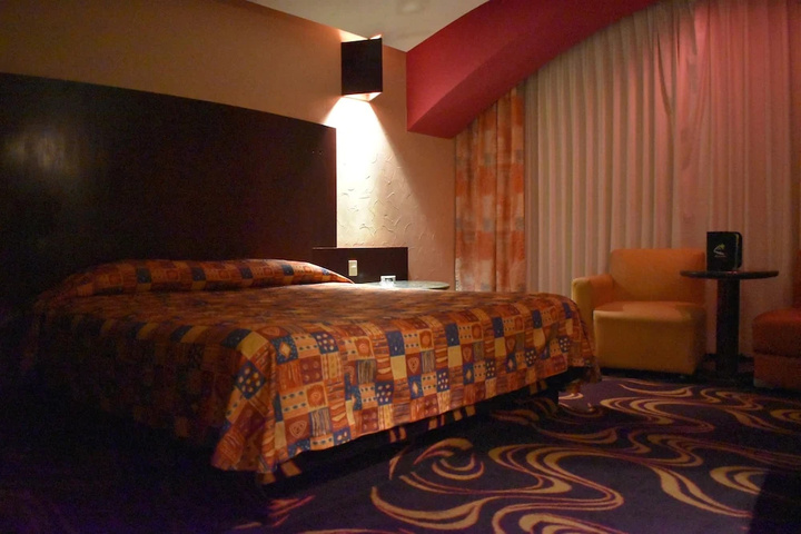 Room 4 of 7