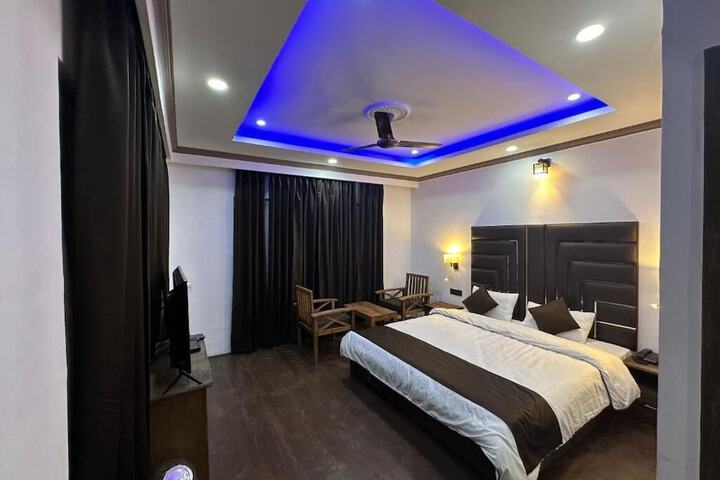 Room 8 of 16