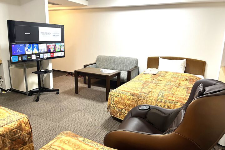 Room 7 of 33