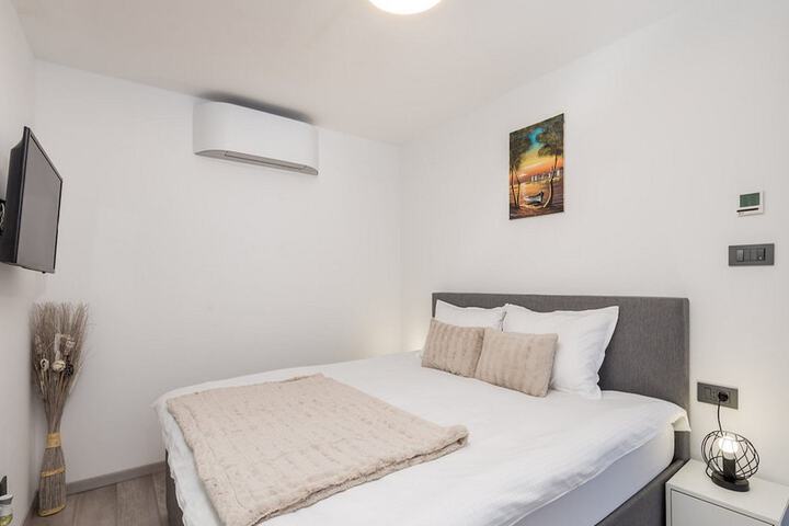 Room 6 of 32