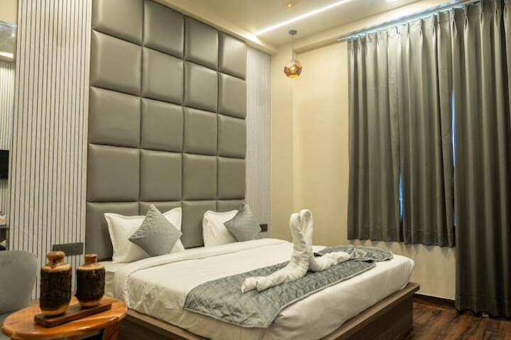 Room 5 of 10