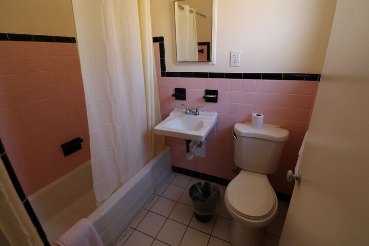 Room 33 of 38
