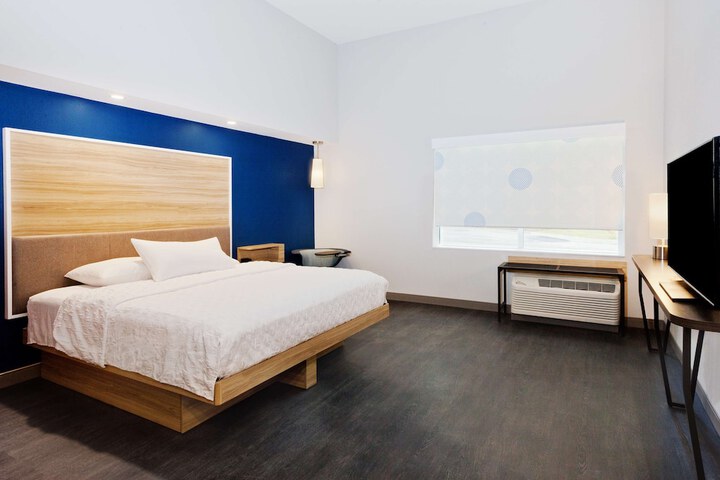 1 King Bed (4 of 18)