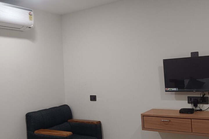 Room 9 of 18