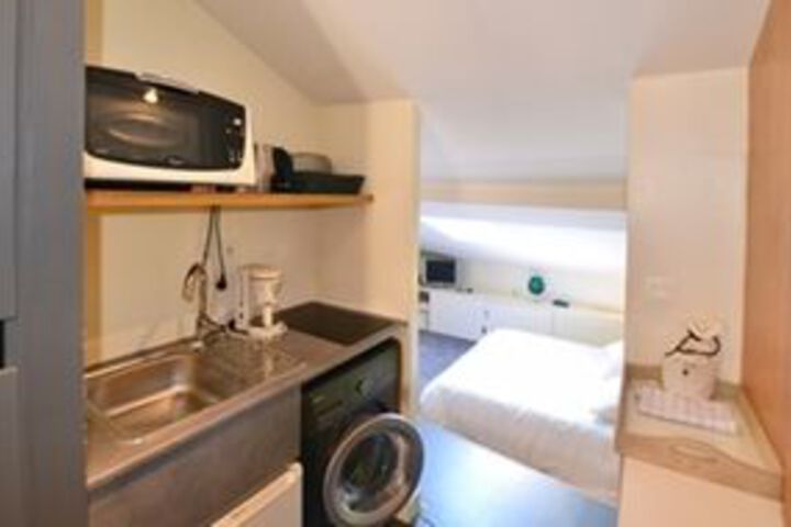 Room 6 of 8