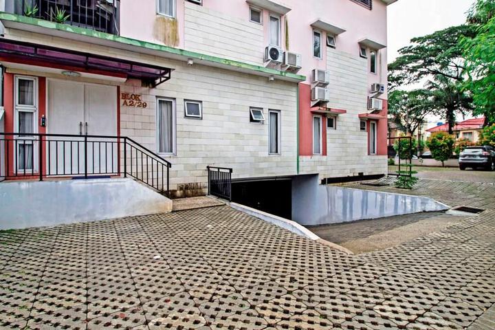 RedDoorz Near Lippo Village 3