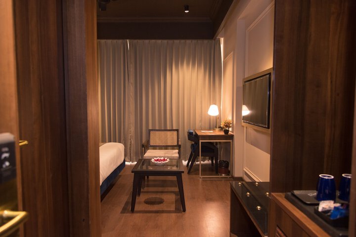 Room 4 of 105